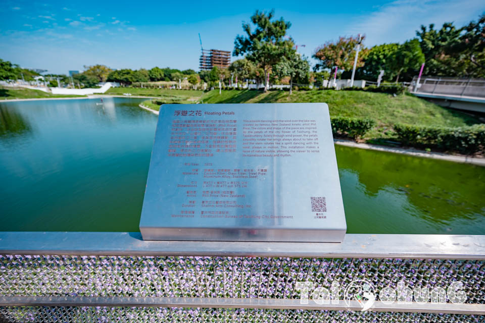 台中西屯景點〡飛行美樂地〡中央公園全新遊戲區, 飛碟造型遊戲場, 全攀爬設計多感官學習, 蜘蛛人特訓場, 32M雙軌滑索