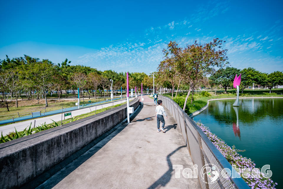 台中西屯景點〡飛行美樂地〡中央公園全新遊戲區, 飛碟造型遊戲場, 全攀爬設計多感官學習, 蜘蛛人特訓場, 32M雙軌滑索