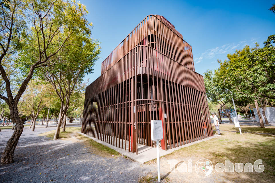 台中西屯景點〡飛行美樂地〡中央公園全新遊戲區, 飛碟造型遊戲場, 全攀爬設計多感官學習, 蜘蛛人特訓場, 32M雙軌滑索