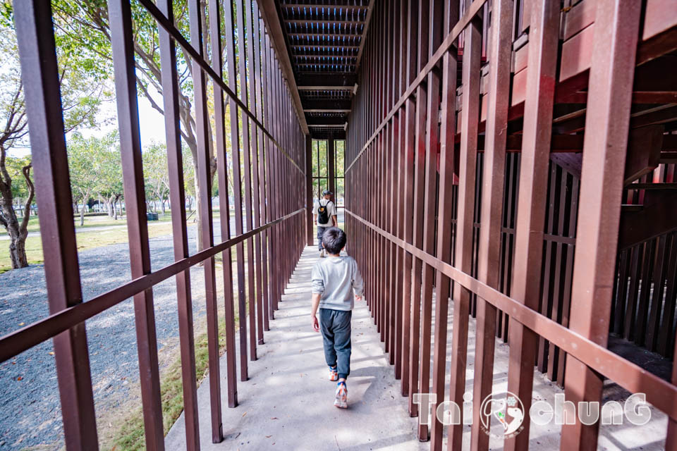 台中西屯景點〡飛行美樂地〡中央公園全新遊戲區, 飛碟造型遊戲場, 全攀爬設計多感官學習, 蜘蛛人特訓場, 32M雙軌滑索