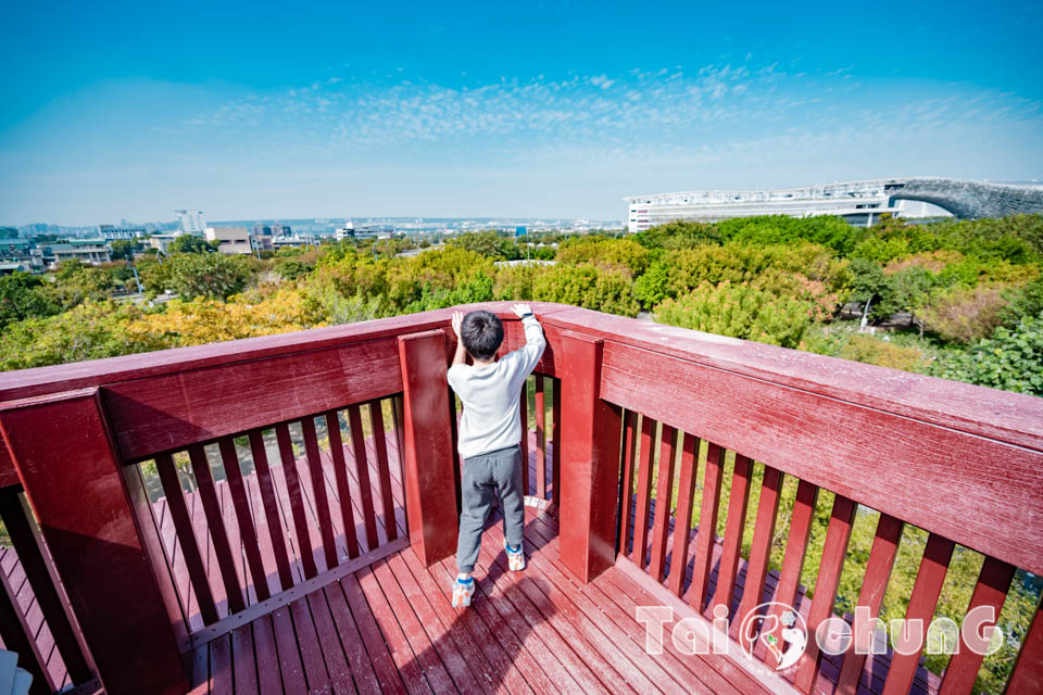 台中西屯景點〡飛行美樂地〡中央公園全新遊戲區, 飛碟造型遊戲場, 全攀爬設計多感官學習, 蜘蛛人特訓場, 32M雙軌滑索