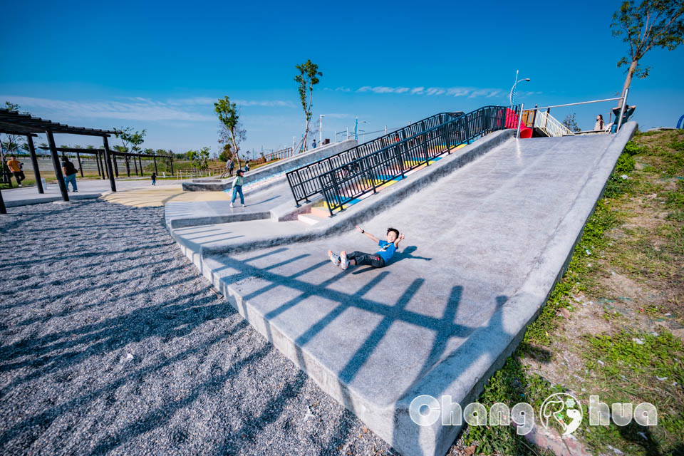 台中南屯景點〡樂田公園〡台中楓樹腳公園, 彩虹賽道起跑, High玩磨石子滑梯, 草原廣場放風箏, 追風滑索別錯過, 穿山甲與水牛伴遊, 台中特色公園