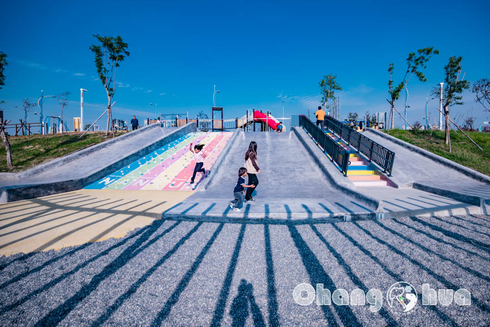 台中南屯景點〡樂田公園〡台中楓樹腳公園, 彩虹賽道起跑, High玩磨石子滑梯, 草原廣場放風箏, 追風滑索別錯過, 穿山甲與水牛伴遊, 台中特色公園