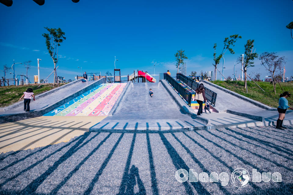 台中南屯景點〡樂田公園〡台中楓樹腳公園, 彩虹賽道起跑, High玩磨石子滑梯, 草原廣場放風箏, 追風滑索別錯過, 穿山甲與水牛伴遊, 台中特色公園