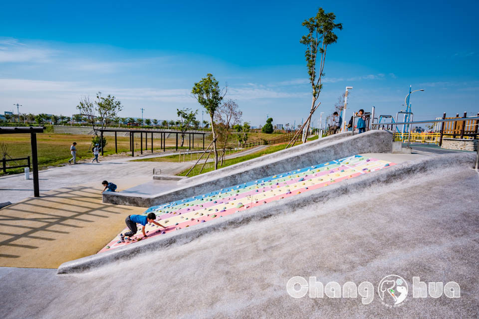 台中南屯景點〡樂田公園〡台中楓樹腳公園, 彩虹賽道起跑, High玩磨石子滑梯, 草原廣場放風箏, 追風滑索別錯過, 穿山甲與水牛伴遊, 台中特色公園