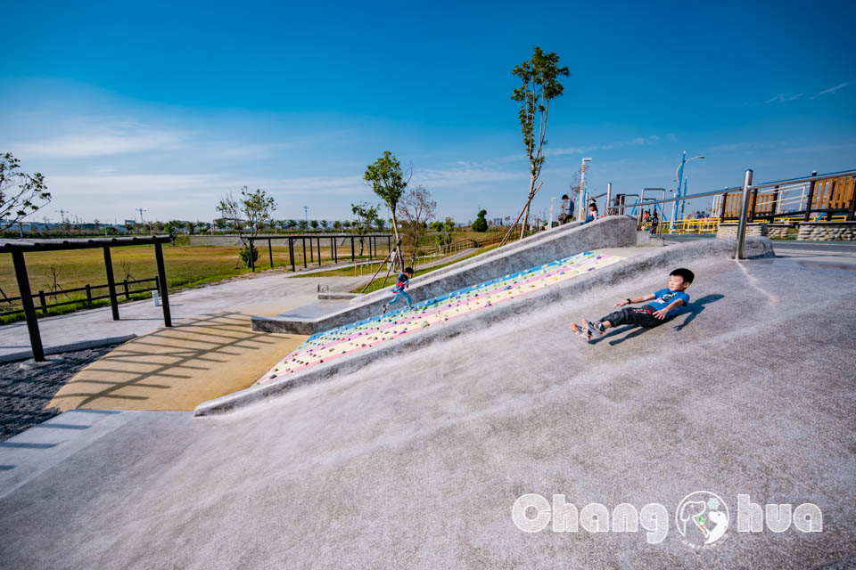 台中南屯景點〡樂田公園〡台中楓樹腳公園, 彩虹賽道起跑, High玩磨石子滑梯, 草原廣場放風箏, 追風滑索別錯過, 穿山甲與水牛伴遊, 台中特色公園