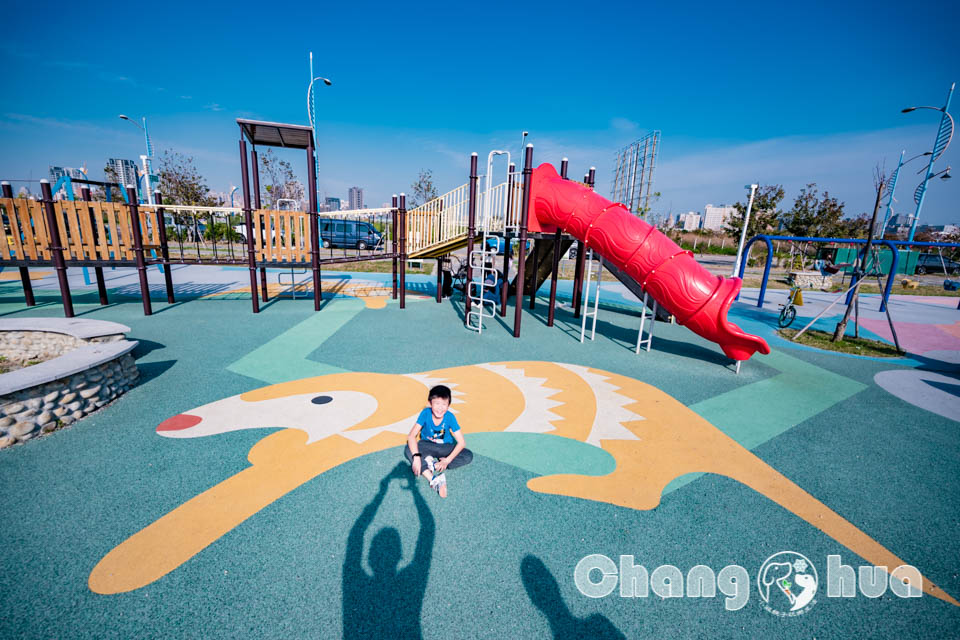 台中南屯景點〡樂田公園〡台中楓樹腳公園, 彩虹賽道起跑, High玩磨石子滑梯, 草原廣場放風箏, 追風滑索別錯過, 穿山甲與水牛伴遊, 台中特色公園