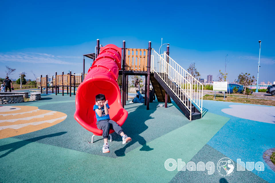 台中南屯景點〡樂田公園〡台中楓樹腳公園, 彩虹賽道起跑, High玩磨石子滑梯, 草原廣場放風箏, 追風滑索別錯過, 穿山甲與水牛伴遊, 台中特色公園