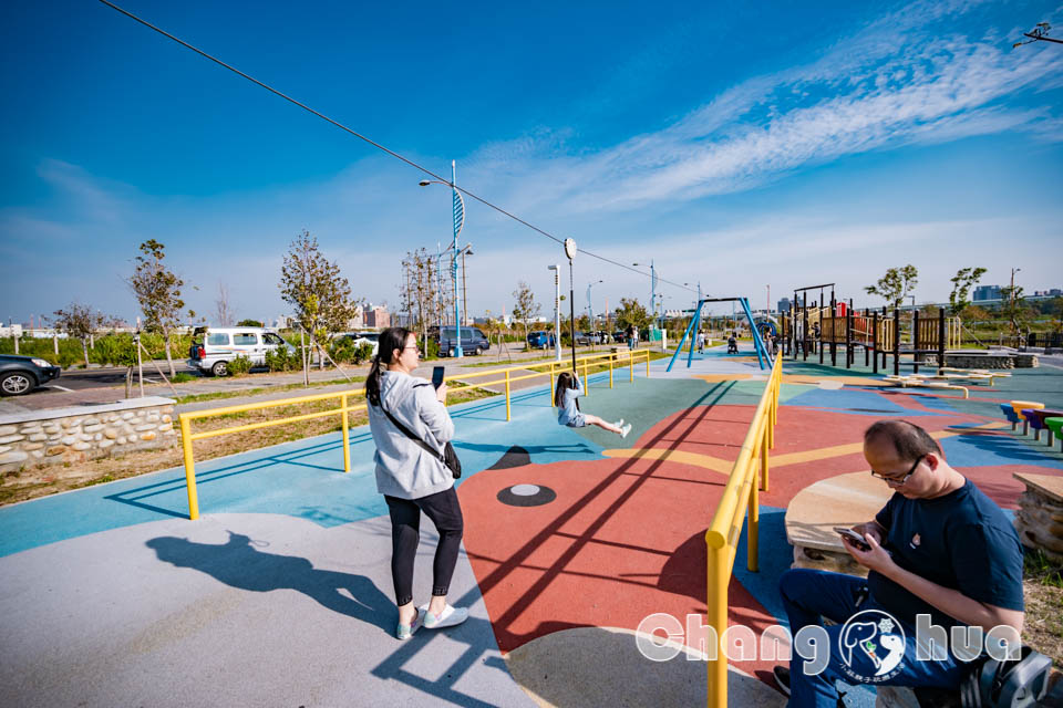 台中南屯景點〡樂田公園〡台中楓樹腳公園, 彩虹賽道起跑, High玩磨石子滑梯, 草原廣場放風箏, 追風滑索別錯過, 穿山甲與水牛伴遊, 台中特色公園