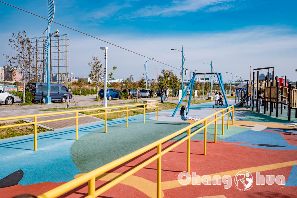 台中南屯景點〡樂田公園〡台中楓樹腳公園, 彩虹賽道起跑, High玩磨石子滑梯, 草原廣場放風箏, 追風滑索別錯過, 穿山甲與水牛伴遊, 台中特色公園