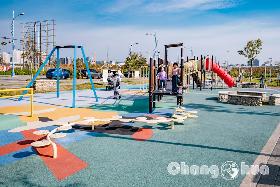 台中南屯景點〡樂田公園〡台中楓樹腳公園, 彩虹賽道起跑, High玩磨石子滑梯, 草原廣場放風箏, 追風滑索別錯過, 穿山甲與水牛伴遊, 台中特色公園