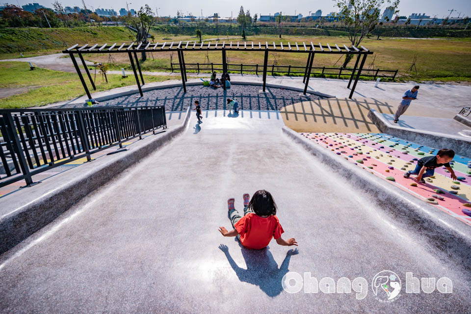 台中南屯景點〡樂田公園〡台中楓樹腳公園, 彩虹賽道起跑, High玩磨石子滑梯, 草原廣場放風箏, 追風滑索別錯過, 穿山甲與水牛伴遊, 台中特色公園