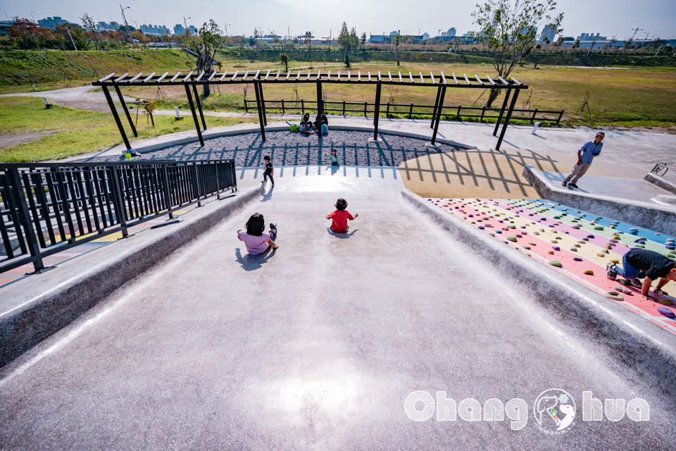 台中南屯景點〡樂田公園〡台中楓樹腳公園, 彩虹賽道起跑, High玩磨石子滑梯, 草原廣場放風箏, 追風滑索別錯過, 穿山甲與水牛伴遊, 台中特色公園