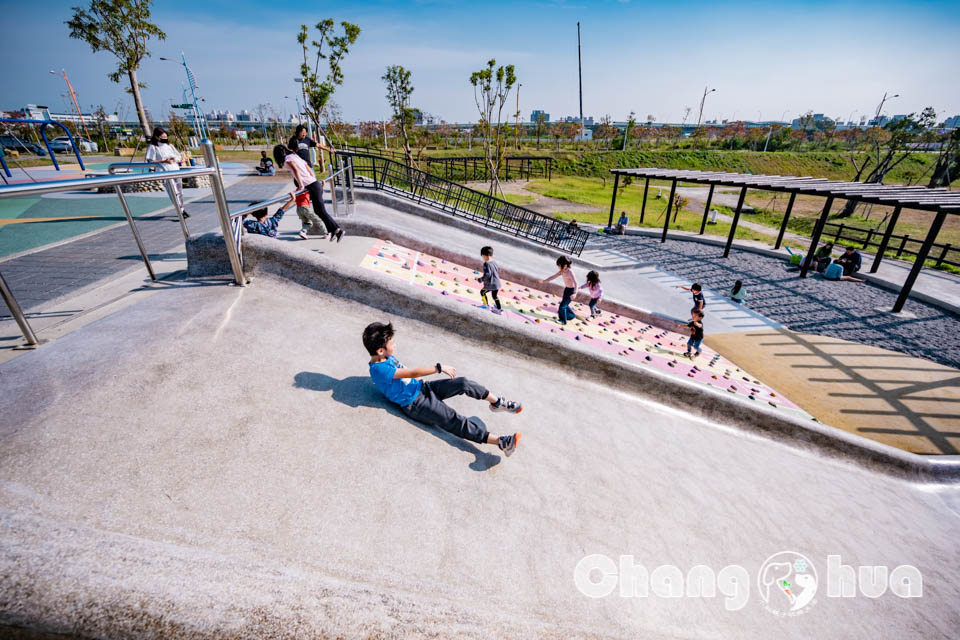 台中南屯景點〡樂田公園〡台中楓樹腳公園, 彩虹賽道起跑, High玩磨石子滑梯, 草原廣場放風箏, 追風滑索別錯過, 穿山甲與水牛伴遊, 台中特色公園