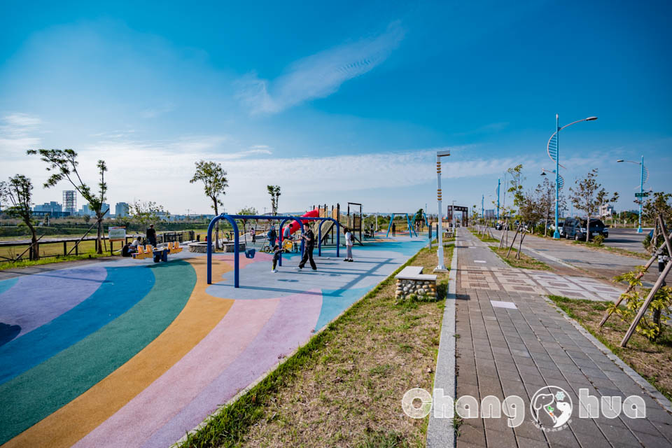 台中南屯景點〡樂田公園〡台中楓樹腳公園, 彩虹賽道起跑, High玩磨石子滑梯, 草原廣場放風箏, 追風滑索別錯過, 穿山甲與水牛伴遊, 台中特色公園