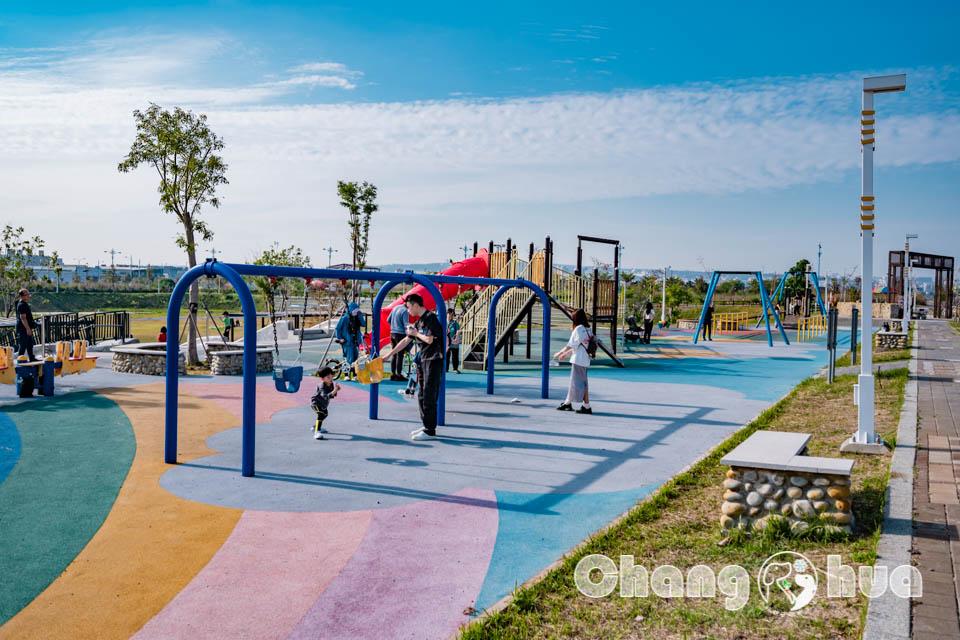 台中南屯景點〡樂田公園〡台中楓樹腳公園, 彩虹賽道起跑, High玩磨石子滑梯, 草原廣場放風箏, 追風滑索別錯過, 穿山甲與水牛伴遊, 台中特色公園