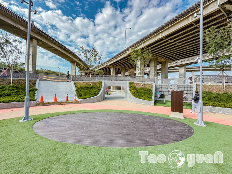 桃園平鎮景點〡平鎮運動公園〡冒險挑戰區勇闖十九關, 空中版百戰百勝, 滑草區同樂會, 暢玩地形遊戲場, 夏日戲水區, 毛寶貝運動場, 親子特色公園