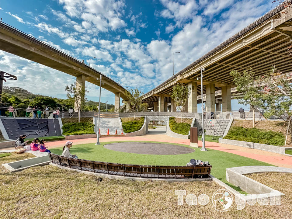 桃園平鎮景點〡平鎮運動公園〡冒險挑戰區勇闖十九關, 空中版百戰百勝, 滑草區同樂會, 暢玩地形遊戲場, 夏日戲水區, 毛寶貝運動場, 親子特色公園