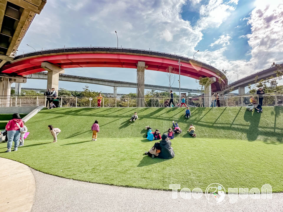 桃園平鎮景點〡平鎮運動公園〡冒險挑戰區勇闖十九關, 空中版百戰百勝, 滑草區同樂會, 暢玩地形遊戲場, 夏日戲水區, 毛寶貝運動場, 親子特色公園