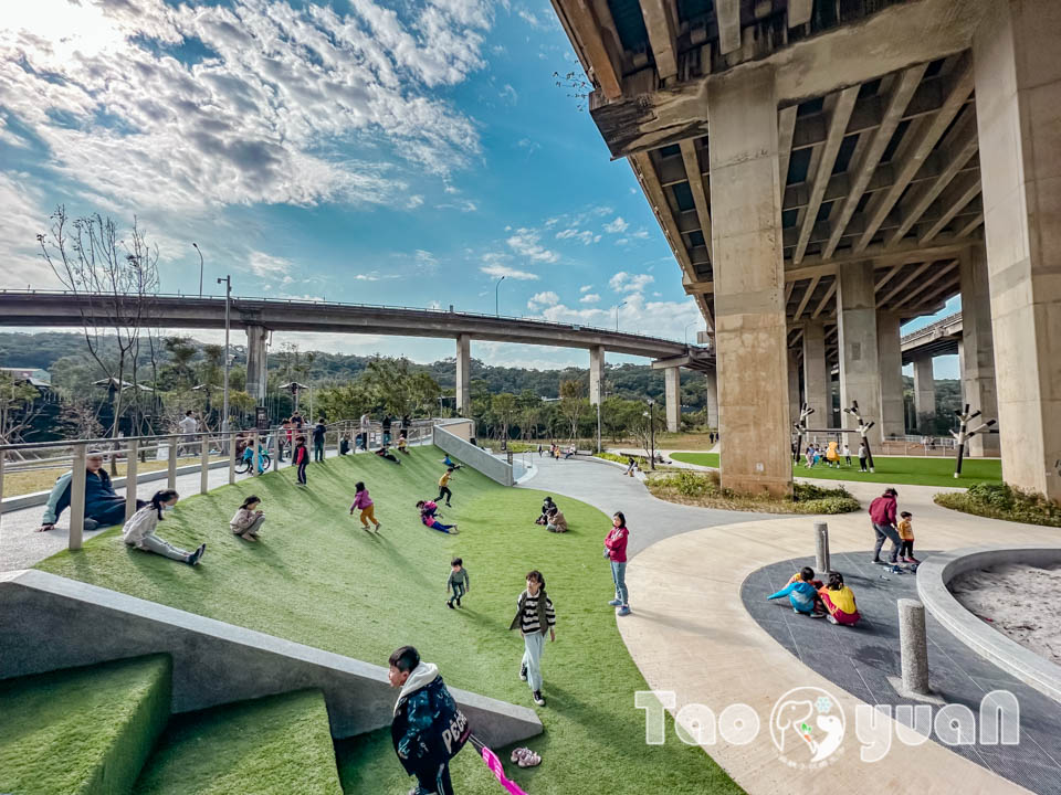 桃園平鎮景點〡平鎮運動公園〡冒險挑戰區勇闖十九關, 空中版百戰百勝, 滑草區同樂會, 暢玩地形遊戲場, 夏日戲水區, 毛寶貝運動場, 親子特色公園