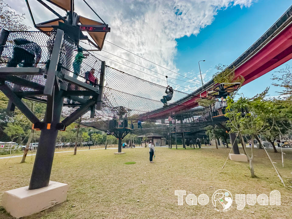 桃園平鎮景點〡平鎮運動公園〡冒險挑戰區勇闖十九關, 空中版百戰百勝, 滑草區同樂會, 暢玩地形遊戲場, 夏日戲水區, 毛寶貝運動場, 親子特色公園