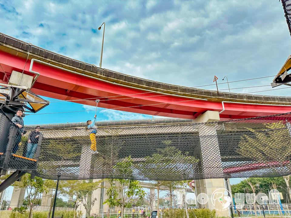 桃園平鎮景點〡平鎮運動公園〡冒險挑戰區勇闖十九關, 空中版百戰百勝, 滑草區同樂會, 暢玩地形遊戲場, 夏日戲水區, 毛寶貝運動場, 親子特色公園