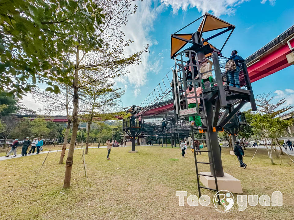 桃園平鎮景點〡平鎮運動公園〡冒險挑戰區勇闖十九關, 空中版百戰百勝, 滑草區同樂會, 暢玩地形遊戲場, 夏日戲水區, 毛寶貝運動場, 親子特色公園