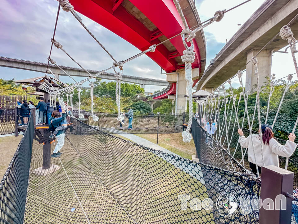 桃園平鎮景點〡平鎮運動公園〡冒險挑戰區勇闖十九關, 空中版百戰百勝, 滑草區同樂會, 暢玩地形遊戲場, 夏日戲水區, 毛寶貝運動場, 親子特色公園