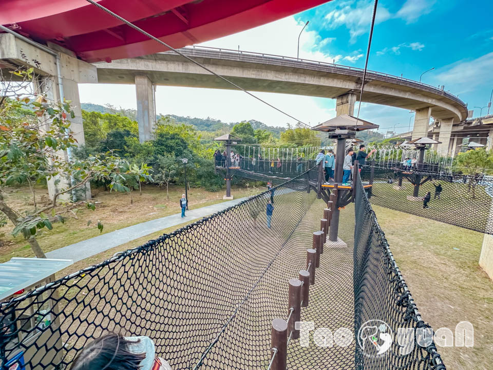 桃園平鎮景點〡平鎮運動公園〡冒險挑戰區勇闖十九關, 空中版百戰百勝, 滑草區同樂會, 暢玩地形遊戲場, 夏日戲水區, 毛寶貝運動場, 親子特色公園