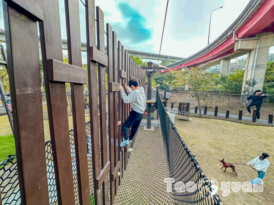 桃園平鎮景點〡平鎮運動公園〡冒險挑戰區勇闖十九關, 空中版百戰百勝, 滑草區同樂會, 暢玩地形遊戲場, 夏日戲水區, 毛寶貝運動場, 親子特色公園