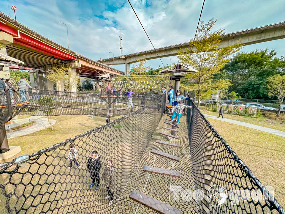 桃園平鎮景點〡平鎮運動公園〡冒險挑戰區勇闖十九關, 空中版百戰百勝, 滑草區同樂會, 暢玩地形遊戲場, 夏日戲水區, 毛寶貝運動場, 親子特色公園