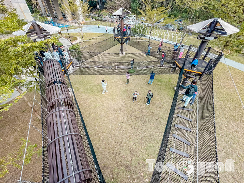 桃園平鎮景點〡平鎮運動公園〡冒險挑戰區勇闖十九關, 空中版百戰百勝, 滑草區同樂會, 暢玩地形遊戲場, 夏日戲水區, 毛寶貝運動場, 親子特色公園