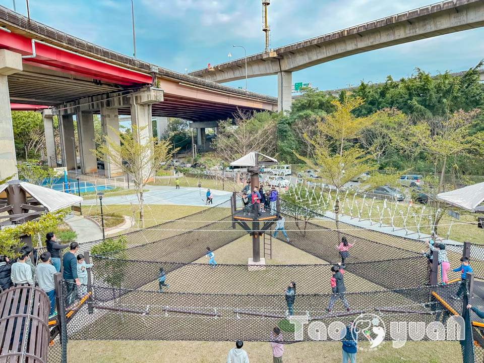 桃園平鎮景點〡平鎮運動公園〡冒險挑戰區勇闖十九關, 空中版百戰百勝, 滑草區同樂會, 暢玩地形遊戲場, 夏日戲水區, 毛寶貝運動場, 親子特色公園