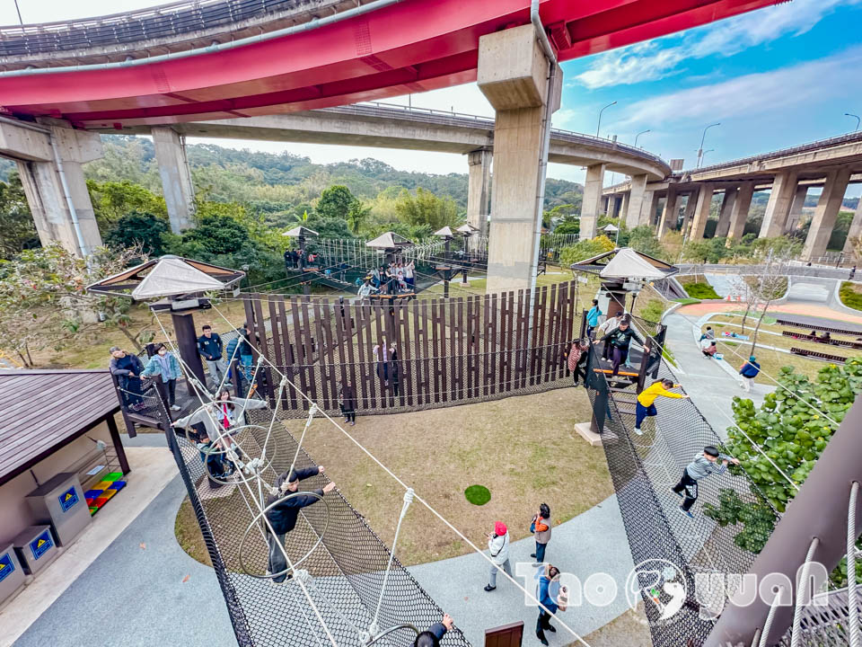 桃園平鎮景點〡平鎮運動公園〡冒險挑戰區勇闖十九關, 空中版百戰百勝, 滑草區同樂會, 暢玩地形遊戲場, 夏日戲水區, 毛寶貝運動場, 親子特色公園