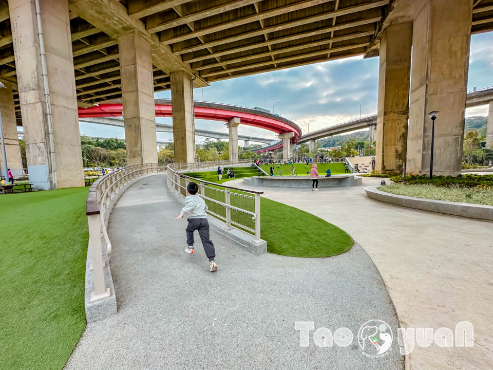 桃園平鎮景點〡平鎮運動公園〡冒險挑戰區勇闖十九關, 空中版百戰百勝, 滑草區同樂會, 暢玩地形遊戲場, 夏日戲水區, 毛寶貝運動場, 親子特色公園