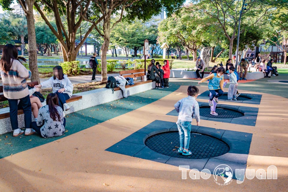 桃園中壢景點〡光明公園〡森林樹屋遊戲場, 探索冒險與挑戰, 暢玩四大主題樂園, 夏天消暑氣專區, 大朋友專屬跑酷場地