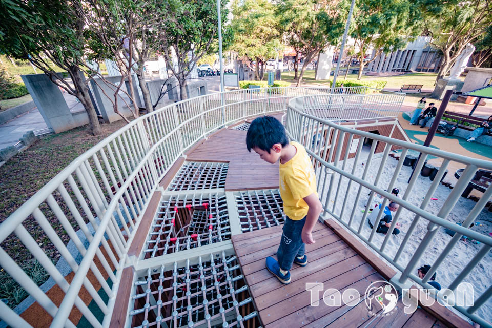 桃園中壢景點〡光明公園〡森林樹屋遊戲場, 探索冒險與挑戰, 暢玩四大主題樂園, 夏天消暑氣專區, 大朋友專屬跑酷場地