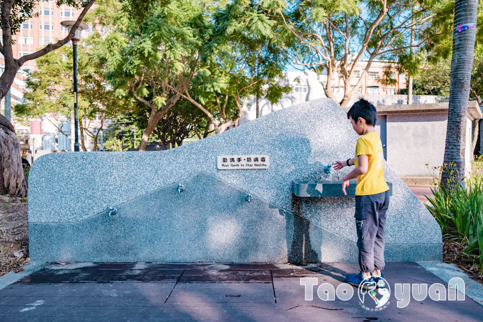 桃園中壢景點〡光明公園〡森林樹屋遊戲場, 探索冒險與挑戰, 暢玩四大主題樂園, 夏天消暑氣專區, 大朋友專屬跑酷場地