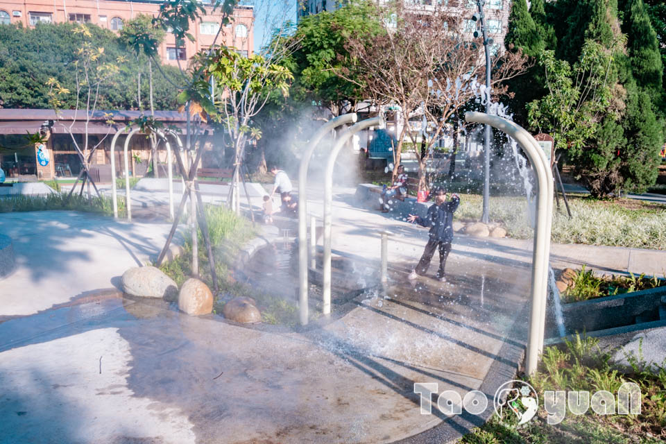 桃園中壢景點〡光明公園〡森林樹屋遊戲場, 探索冒險與挑戰, 暢玩四大主題樂園, 夏天消暑氣專區, 大朋友專屬跑酷場地