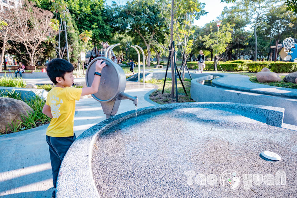 桃園中壢景點〡光明公園〡森林樹屋遊戲場, 探索冒險與挑戰, 暢玩四大主題樂園, 夏天消暑氣專區, 大朋友專屬跑酷場地