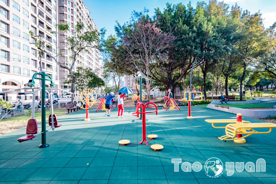 桃園中壢景點〡光明公園〡森林樹屋遊戲場, 探索冒險與挑戰, 暢玩四大主題樂園, 夏天消暑氣專區, 大朋友專屬跑酷場地