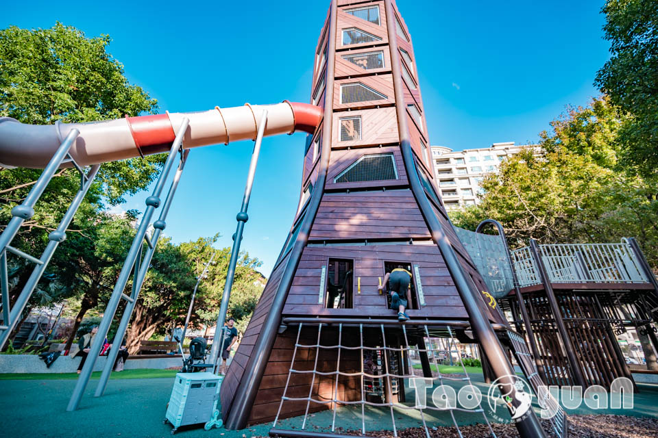 桃園中壢景點〡光明公園〡森林樹屋遊戲場, 探索冒險與挑戰, 暢玩四大主題樂園, 夏天消暑氣專區, 大朋友專屬跑酷場地