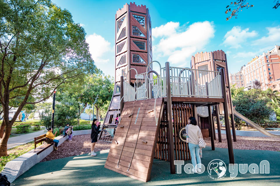 桃園中壢景點〡光明公園〡森林樹屋遊戲場, 探索冒險與挑戰, 暢玩四大主題樂園, 夏天消暑氣專區, 大朋友專屬跑酷場地