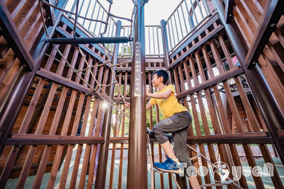 桃園中壢景點〡光明公園〡森林樹屋遊戲場, 探索冒險與挑戰, 暢玩四大主題樂園, 夏天消暑氣專區, 大朋友專屬跑酷場地