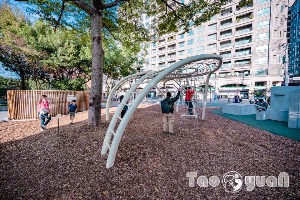 桃園中壢景點〡光明公園〡森林樹屋遊戲場, 探索冒險與挑戰, 暢玩四大主題樂園, 夏天消暑氣專區, 大朋友專屬跑酷場地