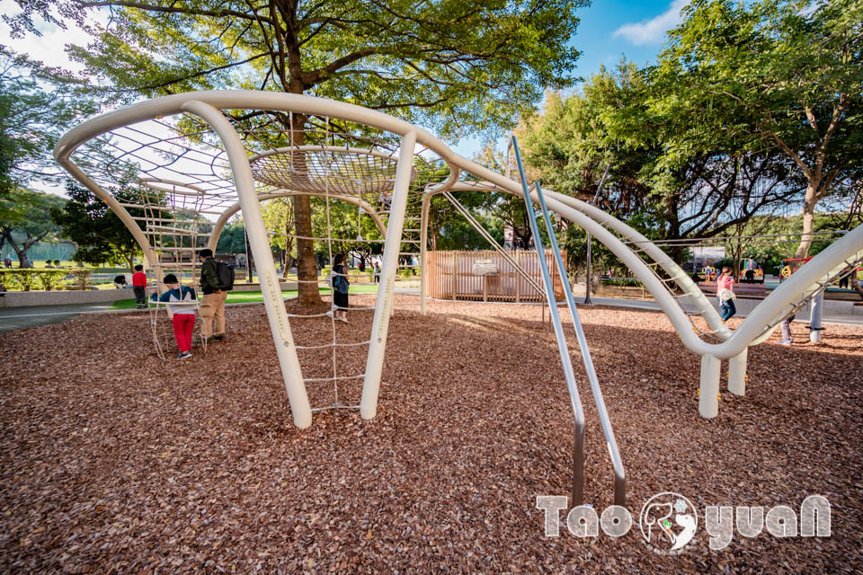 桃園中壢景點〡光明公園〡森林樹屋遊戲場, 探索冒險與挑戰, 暢玩四大主題樂園, 夏天消暑氣專區, 大朋友專屬跑酷場地