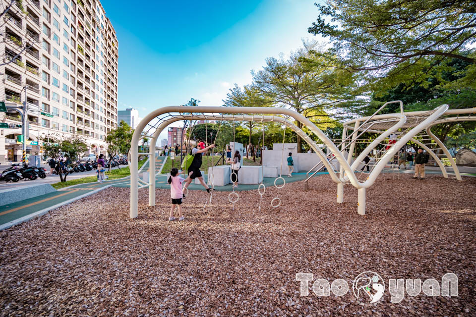 桃園中壢景點〡光明公園〡森林樹屋遊戲場, 探索冒險與挑戰, 暢玩四大主題樂園, 夏天消暑氣專區, 大朋友專屬跑酷場地