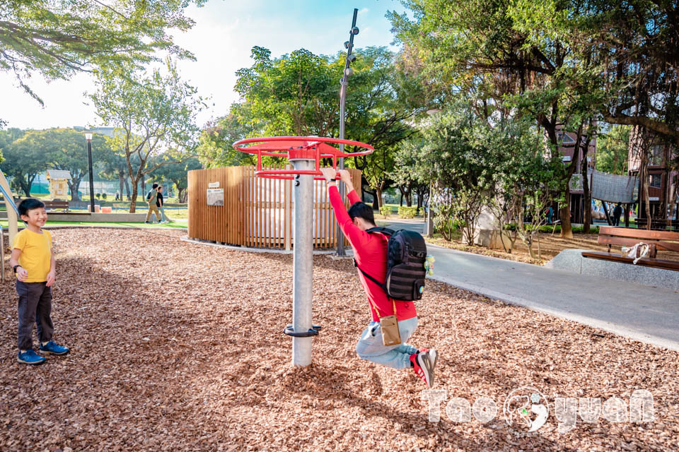 桃園中壢景點〡光明公園〡森林樹屋遊戲場, 探索冒險與挑戰, 暢玩四大主題樂園, 夏天消暑氣專區, 大朋友專屬跑酷場地