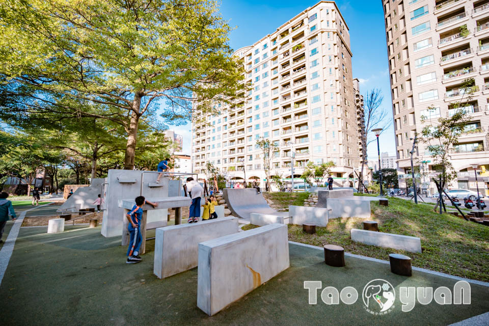 桃園中壢景點〡光明公園〡森林樹屋遊戲場, 探索冒險與挑戰, 暢玩四大主題樂園, 夏天消暑氣專區, 大朋友專屬跑酷場地