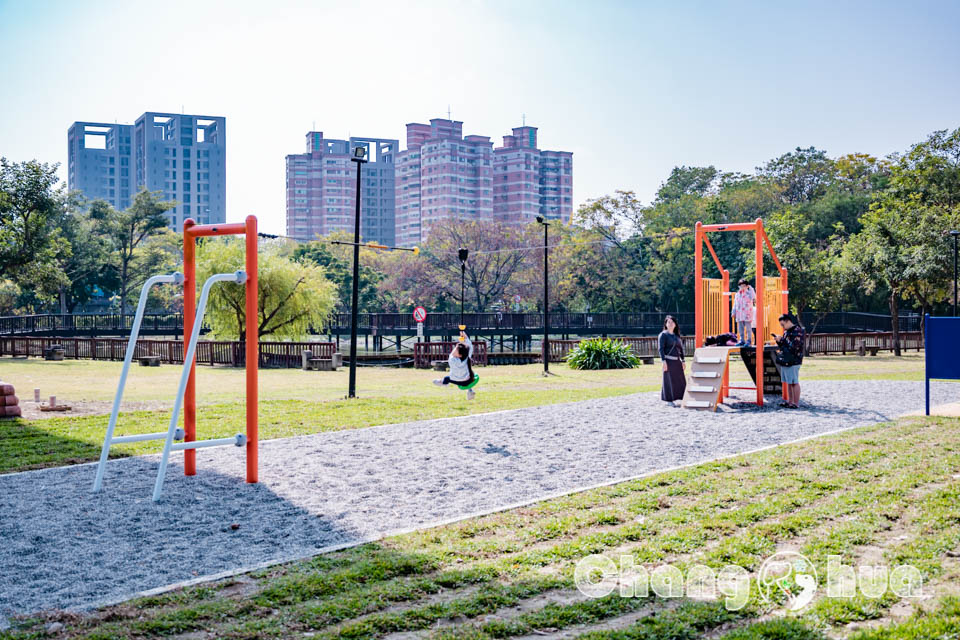 彰化市區景點〡彰化景觀公園〡扇形車庫遊戲場, 湯瑪士小火車的提茅斯機房, 兒童追風滑索, 環湖步道觀察烏龜, 親子特色遊戲場